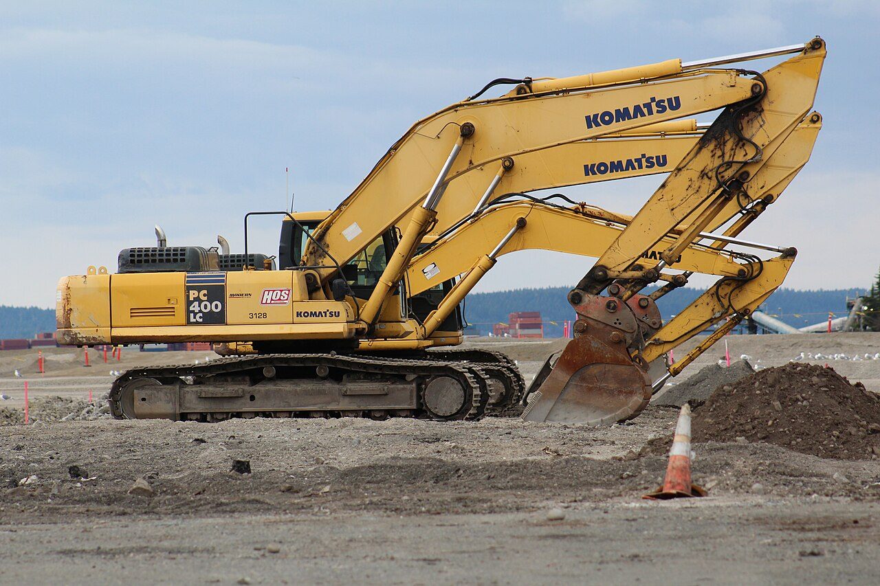 Komatsu PC400 heavy excavator in full side profile